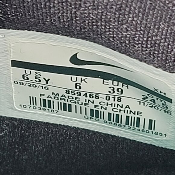 Nike Kyrie 3 Youth Black Metallic White Shoes 859466-018 US Size 6.5Y NWOT - Picture 8 of 8